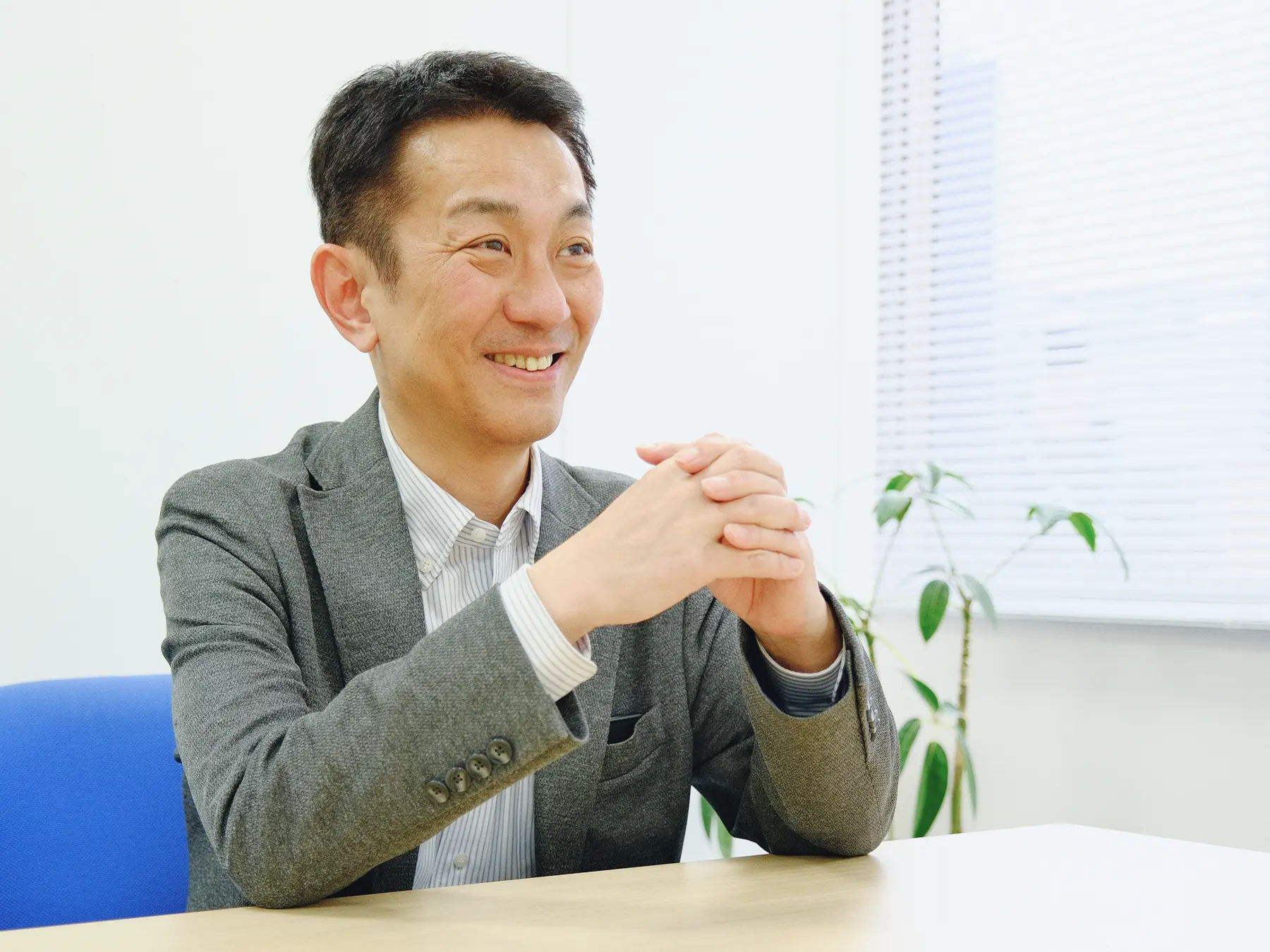 笑顔で目標を語る大町社長